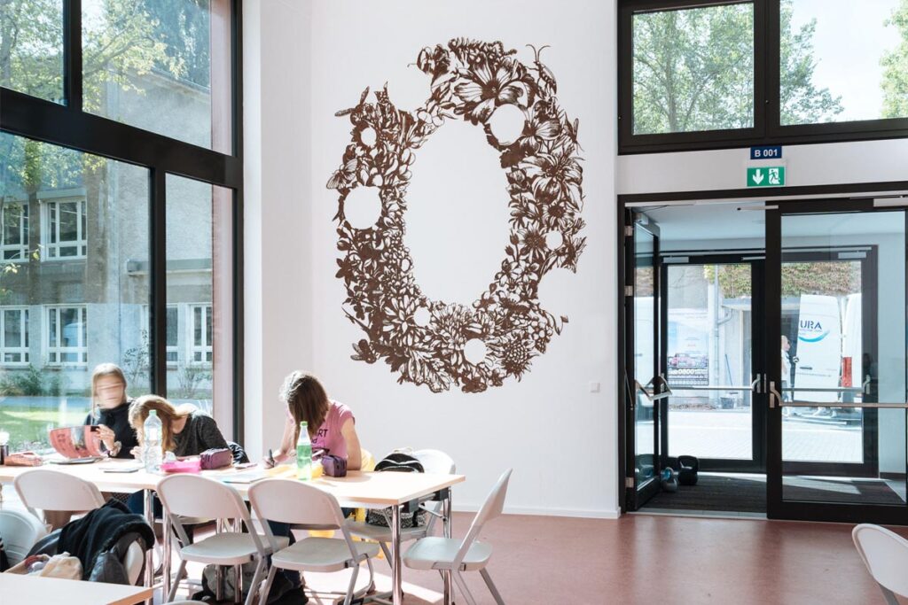 Kunstwerk "Entnahmestelle" in der Mensa der Berliner Merian Schule von Holger Beisitzer